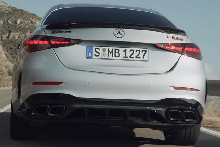 So với thế hệ tiền nhiệm, mẫu xe sedan Mercedes-AMG C63 S sở hữu các đường nét thể thao hơn, với hốc gió lớn, lưới tản nhiệt Panamericana được mạ chrome tối màu. So với bản tiêu chuẩn, C63 S dài hơn 83 mm, rộng hơn 50 mm và chiều dài cơ sở tăng 10 mm.