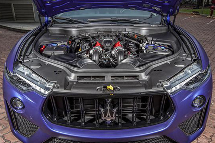 Đặc biệt, chiếc Maserati Levante Trofeo Launch Edition màu xanh nhám - Blu Emozione Matte và chỉ được sản xuất với số lượng giới hạn 100 chiếc trên toàn cầu. Giá xe Maserati Levante Trofeo Launch Edition niêm yết chính hãng khoảng hơn 16 tỷ đồng.