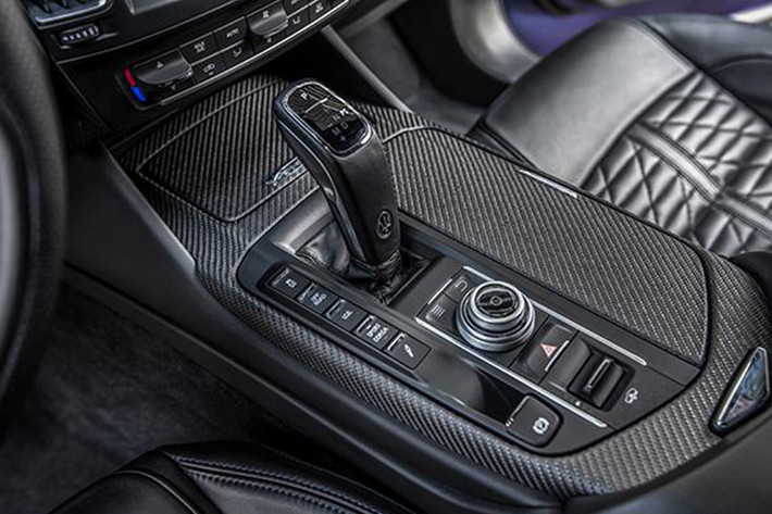 Ngoài ra, xe cũng được tích hợp sẵn hệ thống giải trí hiện đại Maserati Touch Control Plus, âm thanh vòm Bowers & Wilkins 17 loa, cửa sổ trời toàn cảnh, logo "One of 100" riêng biệt,... Tiếp đến là ghế ngồi được thiết kế ôm người theo phong cách xe đua.