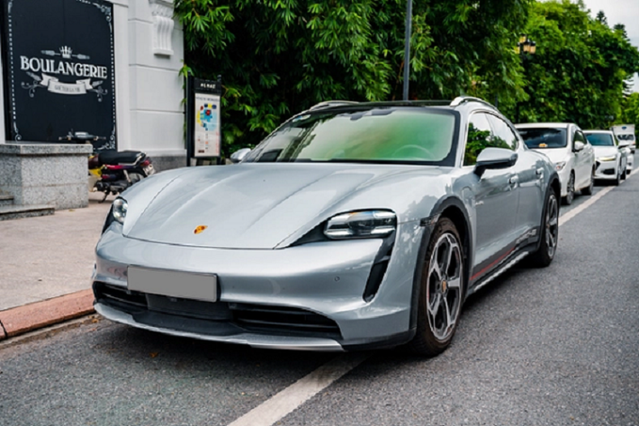Chiếc Porsche Taycan Cross Turismo về Việt Nam đầu tiên đã xuất hiện tại Hà Nội. Chiếc xe này được nhập khẩu chính hãng và về nước từ tháng 10 năm ngoái. Hiện nay, số lượng Taycan Cross Turismo tại Việt Nam vẫn chỉ đếm trên đầu ngón tay.