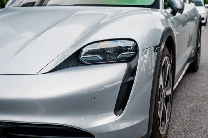 Về mặt thiết kế tổng thể, Porsche Taycan Cross Turismo chạy điện không có quá nhiều sự khác biệt so với phiên bản tiêu chuẩn. Cụm đèn pha "full" LED, bên dưới có một khe gió tối ưu khí động học.