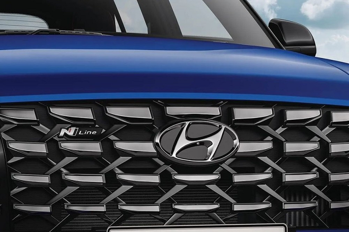 So với bản thường, lưới tản nhiệt của Hyundai Venue N Line 2022 có thiết kế rộng hơn và nằm sát với đèn pha hai bên hơn đồng thời tích hợp logo N Line. Thay đổi tiếp theo của Hyundai Venue N Line 2022 là cản trước với hốc gió trung tâm cũng được mở rộng như lưới tản nhiệt.