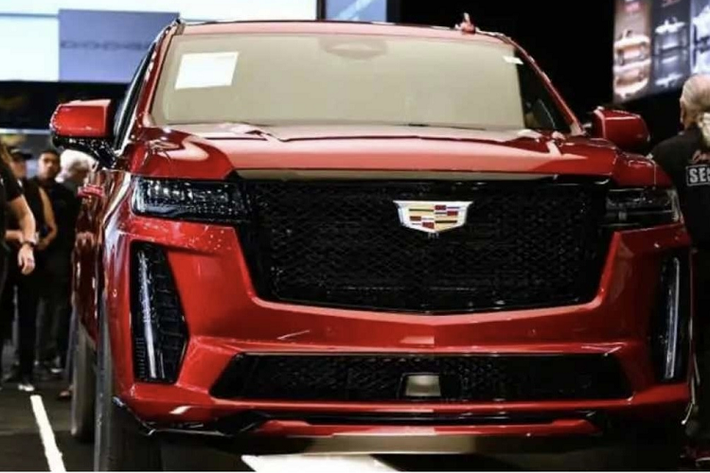 Chiếc Cadillac Escalade-V đầu tiên trên thế giới đã được bán với giá 500.000 USD (khoảng 11,5 tỷ đồng), gấp ba lần so với giá niêm yết tại cuộc đấu giá được tổ chức bởi Barrett-Jackson's Las Vegas vào ngày 1/7.