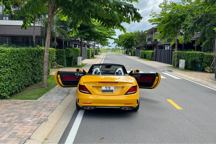 Phần mui xếp cứng chiếc Mercedes-AMG SLC43 của Đặng Lê Nguyên Vũ này được hoàn thiện trong 2 màu là đen và vàng, tạo sự tương phản độc đáo. Thực tế, ban đầu, toàn bộ xe đều có màu đen, nhưng người chủ cũ đã yêu cầu đại lý chính hãng sơn lại theo phong cách hiện tại.
