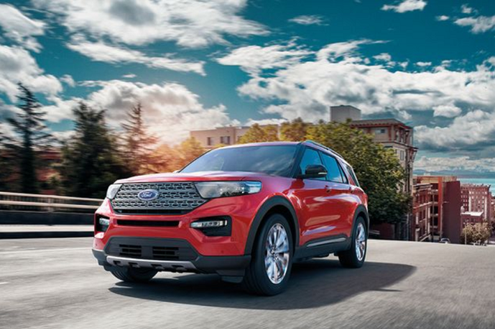 Xe được nhập khẩu nguyên chiếc từ Mỹ dự kiến sẽ được giao đến tay khách hàng Việt Nam từ giữa tháng 2/2022 với 4 màu: Xanh, Đỏ, Đen và Trắng, với giá xe Ford Explorer 2022 tại Việt Nam là 2,366 tỷ đồng (đã bao gồm VAT).
