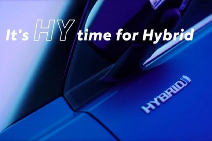 Chưa hết, Toyota Urban Cruiser HyRyder 2022 còn được xác nhận là sẽ có hệ dẫn động 4 bánh toàn thời gian AWD tùy chọn ở phiên bản mild hybrid. Trong khi đó, phiên bản dùng hệ truyền động hybrid mạnh hơn sẽ chỉ có hệ dẫn động cầu trước. Tại thị trường Ấn Độ, giá xe Toyota Urban Cruiser HyRyder 2022 dự kiến khởi điểm từ 1 triệu Rupee (khoảng 297 triệu đồng). Xe là đối thủ của Kia Seltos và Hyundai Creta.