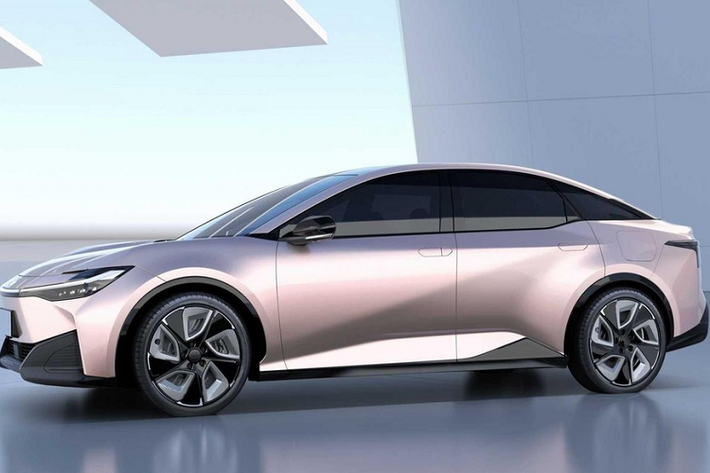 Ngoài ra, Toyota bZ5 còn được trang bị núm xoay chuyển số mới trên cụm điều khiển trung tâm. Hiện vẫn chưa có nhiều thông tin liên quan đến hệ dẫn động của Toyota bZ5. Chỉ biết rằng, xe sẽ có vận tốc tối đa 160 km/h.