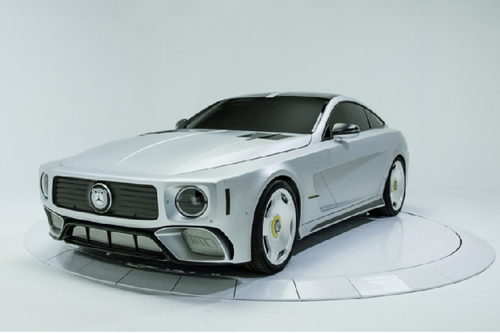 Mercedes-AMG The Flip mới được thiết kế dựa trên nền tảng mẫu Mercedes-AMG GT 4-Door, kết hợp với phần đầu xe của G-Class, tạo nên một cái nhìn vô cùng lạ mắt và thú vị. Tất nhiên các chi tiết như lưới tản nhiệt, hốc gió, cản trước...đều đã được làm gọn lại để phù hợp hơn với kiểu dáng coupe.