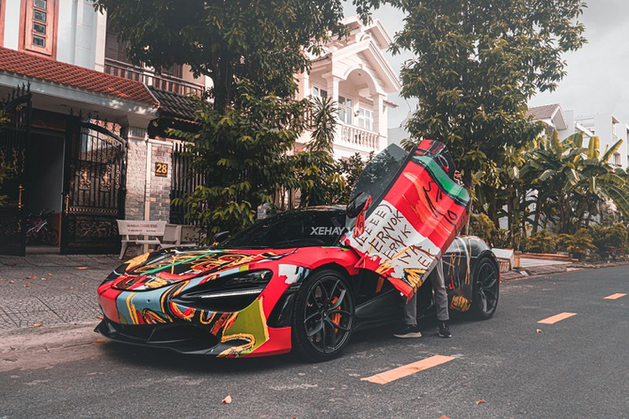 Nếu những chiếc Lamborghini Aventador hay Ferrari SF90 Stradale đình đám Việt Nam từng mang màu “áo” cầu vồng đã khiến bất cứ ai đi đường cũng phải ngoái nhìn, thì chiếc McLaren 720S Spider phong cách Art Car này còn gây “choáng ngợp” hơn.