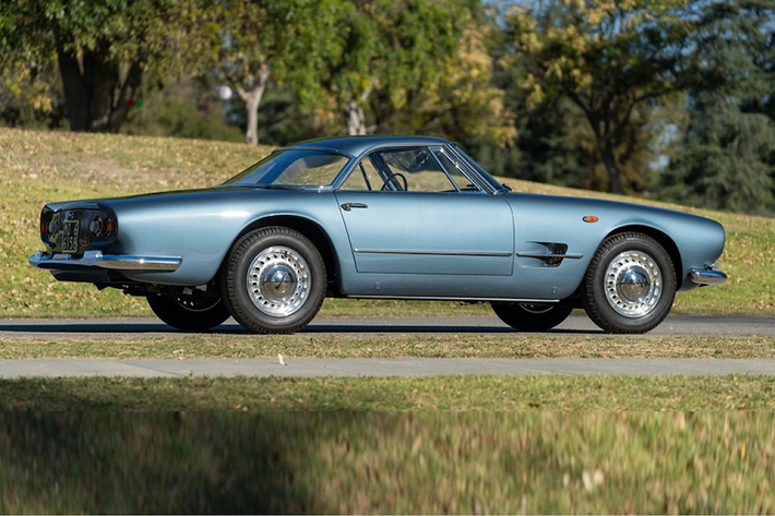 Trên thực tế, Maserati thích nhắc nhở mọi người về quá khứ của hãng ngay cả trong những mẫu concept có tư duy tiến bộ nhất như Maserati GranTurismo Targa. Chiếc xe đó có liên quan đến chiếc Maserati 5000 GT tuyệt đẹp được giới thiệu vào năm 1959, nhưng nếu bạn muốn sở hữu một chiếc xe thật hơn là một phiên bản”hiện đại hóa”, vậy bạn thì nên tìm đến phiên đấu giá Geared Online Scottsdale của Gooding & Company.
