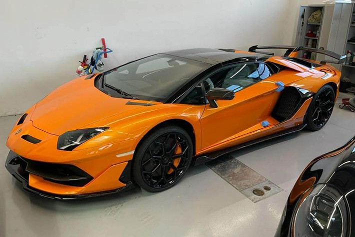 Không rõ giá xe Lamborghini Aventador SVJ Roadster khi mới về Việt Nam có giá bao nhiêu, chỉ biết rằng nó có mức dự kiến dao động trong khoảng trên 2,3 triệu USD (khoảng 53 tỷ đồng) và được nhập khẩu từ một đơn vị tư nhân có tiếng ở Hà Nội.