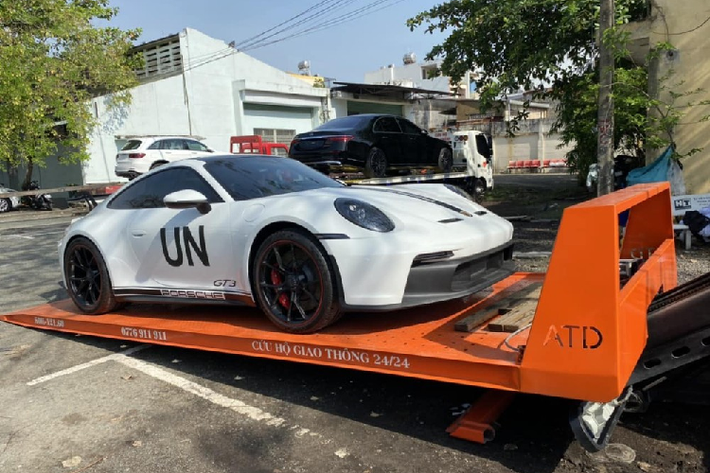 Ông Đặng Lê Nguyên Vũ sẽ trải nghiệm xe thể thao Porsche 911 Carrera 4S không chỉ vì thiết kế mà còn đến từ động cơ xăng 6 xi lanh, dung tích 3,0 lít, sản sinh ra công suất tối đa 444 mã lực ở vòng tua máy 6.500 vòng/1 phút và mô men xoắn cực đại 530 Nm ở vòng tua máy từ 2.300 đến 5.000 vòng/phút.
