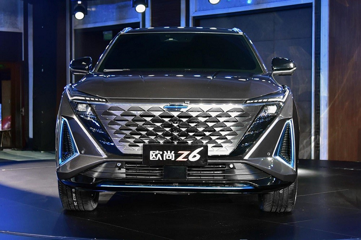Tương tự đầu xe, sườn xe của Changan Oshan Z6 cũng được thiết kế thể thao với cột D ngả về phía trước và các bộ vành hợp kim có đường kính 19 inch hoặc 20 inch, tùy phiên bản. Lốp đi kèm với 2 loại vành này là 255/55 R19 và 245/50 R20. Đằng sau, Changan Oshan Z6 được trang bị cụm đèn hậu nằm ngang với tạo hình hai chữ "L" ở bên trong. Thêm vào đó là cánh gió mui, bộ khuếch tán gió dưới cản sau và 2 đầu ống xả hình tứ giác hoặc 4 đầu ống xả hình tròn, tùy phiên bản.