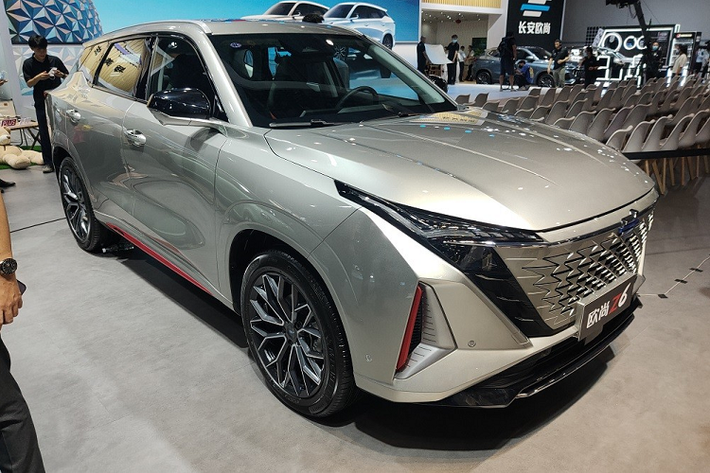 Tại triển lãm Ô tô Trùng Khánh 2022, thương hiệu Oshan thuộc hãng Changan đã chính thức giới thiệu mẫu SUV mới mang tên Z6 với khách hàng Trung Quốc. Cũng trong sự kiện này, thương hiệu Oshan đã công bố giá bán của Z6. Tại thị trường Trung Quốc, Changan Oshan Z6 2022 mới có cả phiên bản máy xăng lẫn phiên bản plug-in hybrid mang tên iDD. Giá của Changan Oshan Z6 phiên bản máy xăng dao động từ 99.900 - 129.900 Nhân dân tệ (khoảng 349 - 454 triệu đồng).