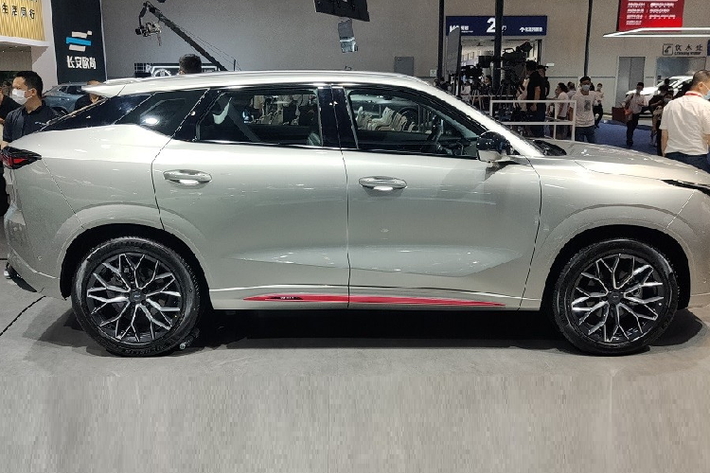 Không chỉ có kích thước khá lớn, Changan Oshan Z6 2022 giá rẻ còn mang trên mình nhiều đường nét sắc sảo và góc cạnh. Trên đầu xe, mẫu SUV Trung Quốc được trang bị cụm đèn pha LED hẹp, vuốt về phía sau. Bên cạnh đó là lưới tản nhiệt tràn viền, cản trước thể thao và 2 khe gió hình tam giác nằm dọc.