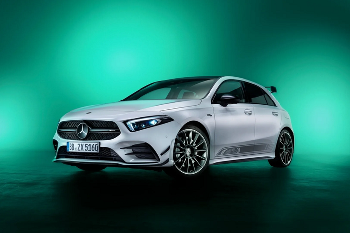 Đầu tiên trên Mercedes-AMG A35 và CLA35 Edition là gói trang bị AMG Aerodynamics Package với các chi tiết tối ưu khí động học như bộ chia gió trước, cánh gió sau và cánh khuếch tán gió phía sau kiểu lưỡi dao.