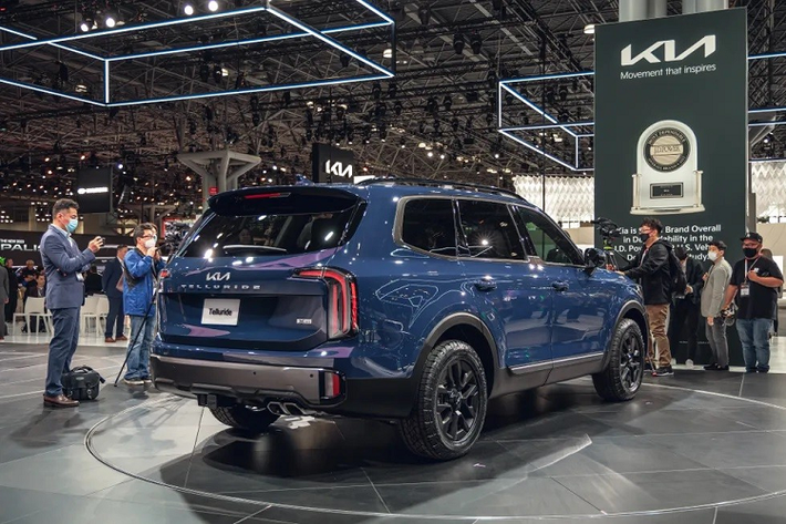 Đáng tiếc là động cơ của Kia Telluride 2023 không thay đổi, xe vẫn dùng máy xăng V6, dung tích 3.8L với công suất tối đa 291 mã lực và mô-men xoắn cực đại 355 Nm. Sức mạnh được truyền tới bánh thông qua hộp số tự động 8 cấp. Hệ dẫn động 4 bánh toàn thời gian AWD là trang bị tùy chọn của xe. Chỉ 2 phiên bản X-Line và X-Pro được trang bị hệ thống AWD tiêu chuẩn.