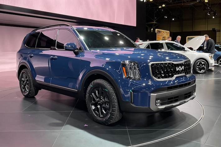 Kia Telluride 2023 mới đã chính thức trình làng trong triển lãm Ô tô New York 2022 hiện đang diễn ra tại Mỹ. Nhờ đó, chúng ta có thể ngắm trước thiết kế nội - ngoại thất của mẫu crossover cỡ lớn sẽ bán ở Việt Nam trong năm nay. Như thông tin đã đưa, ở phiên bản nâng cấp, Kia Telluride thay đổi đáng kể trong thiết kế ngoại thất và trang bị nội thất. Điều này được thể hiện rõ nhất qua thiết kế đầu xe của mẫu crossover cỡ lớn này.