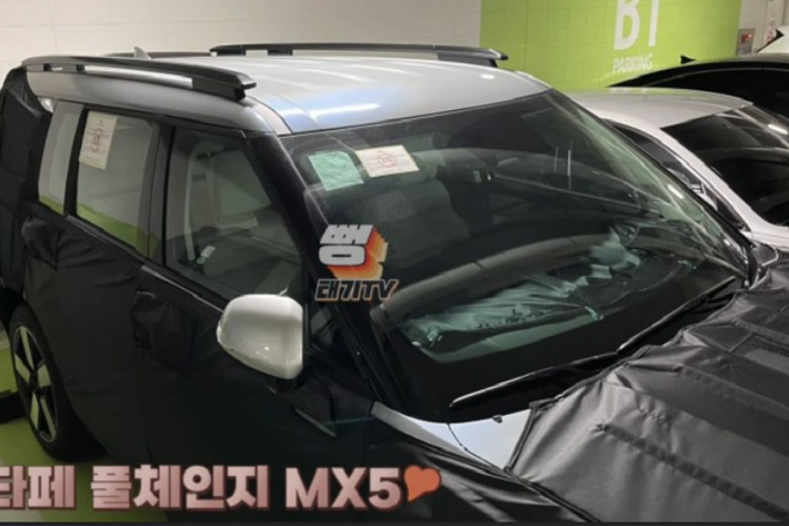 Thay đổi tiếp theo của Hyundai SantaFe mới là bộ vành la-zăng. Chiếc xe được dùng để chạy thử được trang bị bộ vành có thiết kế 5 chấu dày dặn và sơn 2 màu. Có tên mã nội bộ là MX5, Hyundai Santa Fe 2024 sở hữu thiết kế tổng thể vuông vức và đồ sộ hơn trước. Thậm chí, mẫu xe này còn gợi liên tưởng đến dòng SUV hạng sang Land Rover Defender thế hệ mới nhất, đặc biệt là khu vực gần cột C.