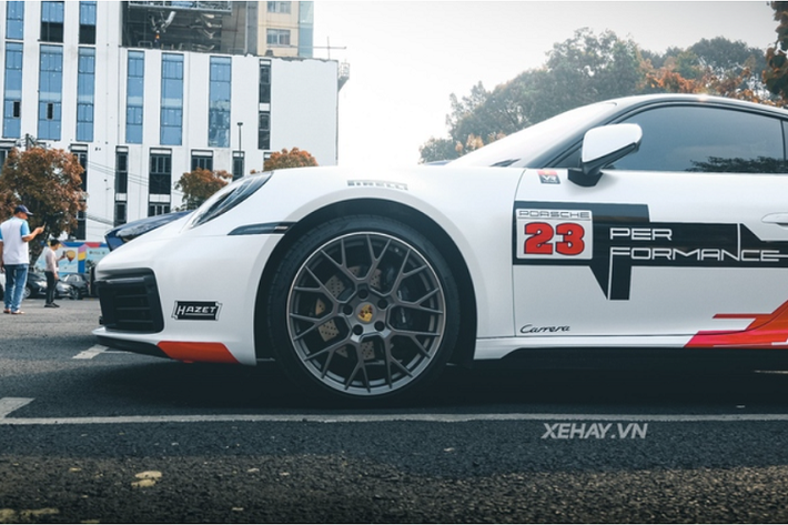Không chỉ gây ấn tượng bởi bộ cánh độc lạ, chiếc Porsche 911 Carrera S này còn hấp dẫn người nhìn nhờ thiết kế mượt mà, quyến rũ. So với thế hệ trước, tổng thể xe đã được trau chuốt lại với đèn pha hiện đại và sắc nét hơn, cùng những đường gân dập nổi trên mui xe và vòm bánh xe mở rộng, giúp xe trông thể thao hơn.