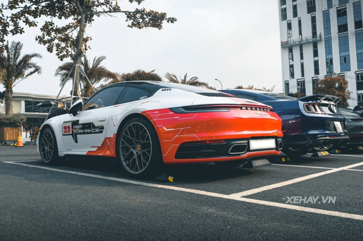 Màu chủ đạo trên chiếc Porsche 911 Carrera S hàng hiếm này là trắng - đỏ - đen, những mảng màu đỏ nổi bật trên nền trắng đã thành công trong việc giúp chiếc xe thể thao Đức chiếm trọn "spotlight" mỗi khi lăn bánh trên đường.