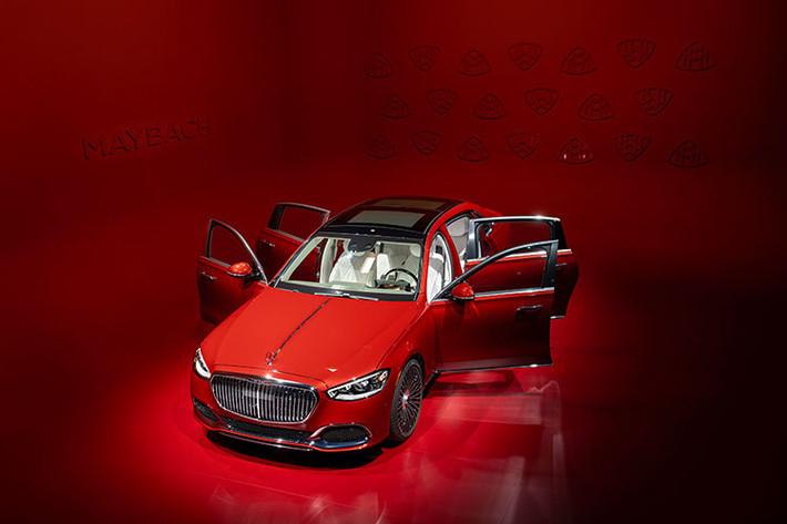 Bước vào bên trong, nội thất của Mercedes-Maybach S-Class 2022 đem lại xúc cảm “bầu trời công nghệ” nhưng vẫn đầy sang trọng. Cả 2 phiên bản Maybach S680 4Matic và Maybach S450 4Matic đều có các tùy chọn nội thất da Nappa cao cấp bao gồm các màu: Đen, Nâu Sienna, Kem Macchiato, Xám Silver.