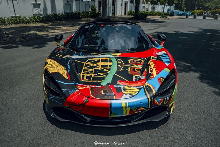 Giới mê xe từng choáng váng với hình ảnh 2 chiếc siêu xe Lamborghini Aventador mang hay Ferrari SF90 Stradale mang màu áo cầu vồng thì đến nay, sự xuất hiện của một chiếc siêu xe mui trần McLaren 720S Spider với bộ áo mới lấy ý tưởng từ bức tranh được bán đấu giá lên tới hàng trăm triệu đô la thực sự gây choáng ngợp người xem.