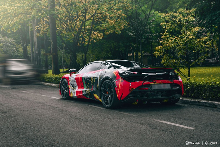 Ngoài bộ áo đầy nổi bật, chiếc siêu xe mui trần McLaren 720S Spider này còn có điểm sáng là việc được trang bị ống xả độ của Novitec, xe có đồ chơi là tùy chọn cánh gió đuôi carbon và cuối cùng là màu sơn nguyên bản của xe là McLaren Orange. Hiện tại, dòng xe mui trần McLaren 720S Spider có khoảng 9 chiếc được mang về dải đất hình chữ S. Giá xe McLaren 720S Spider tại Việt Nam nếu ra biển số trắng sẽ có giá trên 25 tỷ đồng.