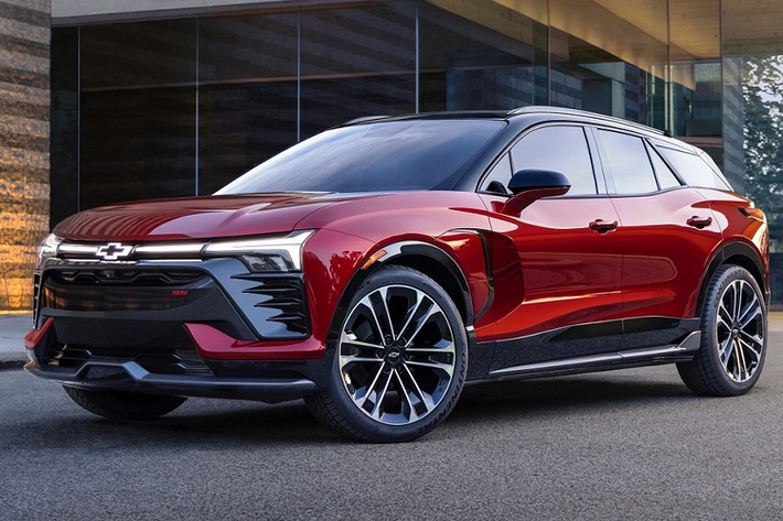Thông tin về Chevrolet Blazer thuần điện mang tên EV đã lần đầu tiên được hé lộ vào hồi tháng 1 đầu năm nay. Sau 5 tháng, Chevrolet Blazer EV đã bất ngờ lộ diện qua những hình ảnh chính thức đầu tiên. Chiếc xe trong những hình ảnh này thuộc phiên bản thể thao SS. Qua đó, có thể thấy Blazer EV SS được trang bị dải đèn LED định vị ban ngày nằm vắt ngang đầu xe, nối liền với logo phát sáng của thương hiệu Chevrolet.