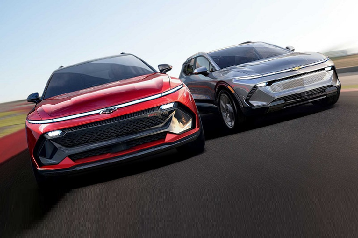 Bên dưới màn hình trung tâm của xe là cửa gió điều hòa và hàng nút bấm kim loại. Ngoài ra, Chevrolet Blazer EV SS còn dùng nút bấm chuyển số, nằm cạnh hộc đựng cốc trên cụm điều khiển trung tâm. Tương tự các mẫu ô tô điện khác của Chevrolet, Blazer EV cũng được phát triển dựa trên cơ sở gầm bệ Ultium. Cụm pin của xe sẽ được đặt bên dưới gầm xe với cấu trúc mô-đun theo phong cách tấm ván trượt. Phạm vi di chuyển sau khi sạc đầy pin của Chevrolet Blazer EV dự kiến dao động trong khoảng từ 400 - 480 km.