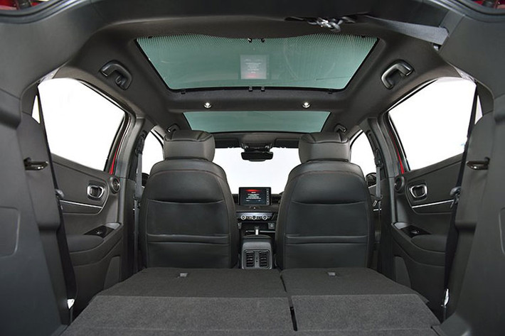 Ở bên trong, nội thất của Honda HR-V 2022 được làm mới hoàn toàn theo phong cách gọn gàng, xe có nhiều trang bị nổi bật như màn hình màu đa thông tin TFT 7 inch trong bảng đồng hồ, màn hình cảm ứng 8 inch ở trung tâm, hỗ trợ Apple CarPlay/Android Auto,...