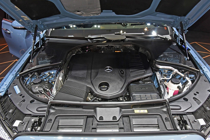 Nằm bên dưới nắp ca-pô của chiếc Mercedes-Benz S500L 4Matic trưng bày trong triển lãm là hệ truyền động mild hybrid, bao gồm máy xăng 6 xi-lanh, tăng áp kép, dung tích 3.0L và hệ thống điện 48V. Hệ truyền động này tạo ra công suất tổng cộng 435 mã lực và mô-men xoắn cực đại 520 Nm. Động cơ kết hợp với hộp số tự động 9 cấp.
