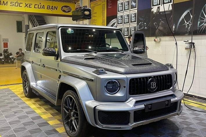 Như vậy, chỉ sau hơn một tháng, đại gia Quảng Ninh đã quyết định chia tay chiếc Mercedes-AMG G63 độ Brabus 800 màu xám "cực ngầu" trị giá khoảng hơn 14 tỷ đồng để tậu một siêu phẩm khác.