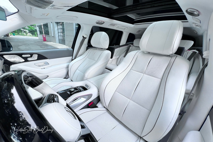Không chỉ dừng tại đó, hãng xe sang Đức cũng hợp tác với Robbe & Berking để cung cấp các ly sâm-panh bằng bạc có dấu khắc đặc biệt cho mẫu SUV siêu sang Mercedes-Maybach GLS 600 Edition 100.