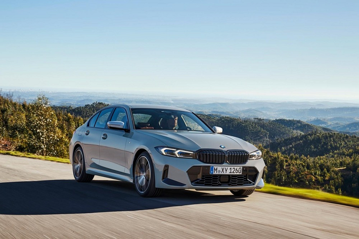 3-Series chính là dòng xe sang bán chạy nhất của thương hiệu BMW trong năm 2021. Do đó, không có gì ngạc nhiên khi hãng BMW đầu tư công sức cho "con gà đẻ trứng vàng" này. Sau 3 năm ra mắt, BMW 3-Series thế hệ hiện tại đã được bổ sung phiên bản nâng cấp giữa vòng đời. Đúng như những hình ảnh được đăng lên trang web của Bộ Công nghiệp và Công nghệ Thông tin Trung Quốc cách đây không lâu, BMW 3-Series 2023 mới sở hữu một số thay đổi đáng kể trong thiết kế ngoại thất.