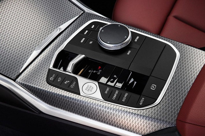 Tương tự ngoại thất, nội thất của 3-Series 2023 cũng được nâng cấp với những công nghệ mới nhất của hãng BMW. Đầu tiên phải kể đến màn hình cong trên mặt táp-lô, bao gồm bảng đồng hồ kỹ thuật số 12,3 inch và màn hình trung tâm 14,9 inch mới. Tiếp đến là hệ thống điều khiển Drive chạy bằng hệ điều hành BMW Operating System 8 và tính năng ra lệnh bằng giọng nói với trợ lý ảo BMW Intelligent Personal Assistant. Nhờ đó, người dùng có thể đóng/mở cửa sổ và cửa sổ trời cũng như chỉnh điều hòa bằng giọng nói tự nhiên.