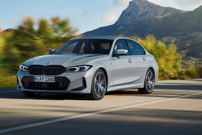 Khi mua BMW 3-Series 2023, khách hàng có thể chọn lựa rất nhiều loại động cơ, tùy theo thị trường. Đầu tiên là động cơ xăng 4 xi-lanh, tăng áp, dung tích 2.0L với công suất tối đa 154 mã lực và mô-men xoắn cực đại 250 Nm dành cho BMW 318i 2023. Tiếp theo là BMW 320i 2023 với động cơ xăng như trên nhưng sở hữu công suất tối đa 181 mã lực và mô-men xoắn cực đại 300 Nm.