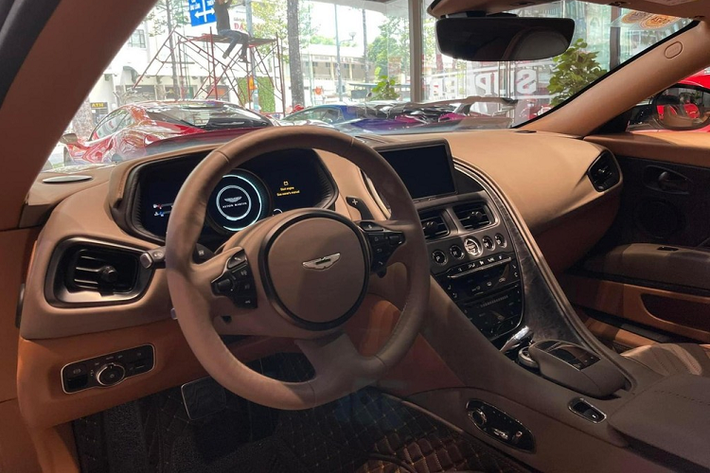 Ngoài bộ áo màu bạc được dán bằng đề-can, 2 bên cửa xe của chiếc Aston Martin DB11 V8 mới về garage xe của Chủ tịch Trung Nguyên còn được trang trí thêm dòng chữ UN, 1 cách chơi nhận diện thương hiệu mới của ông Đặng Lê Nguyên Vũ tại dải đất hình chữ S này.