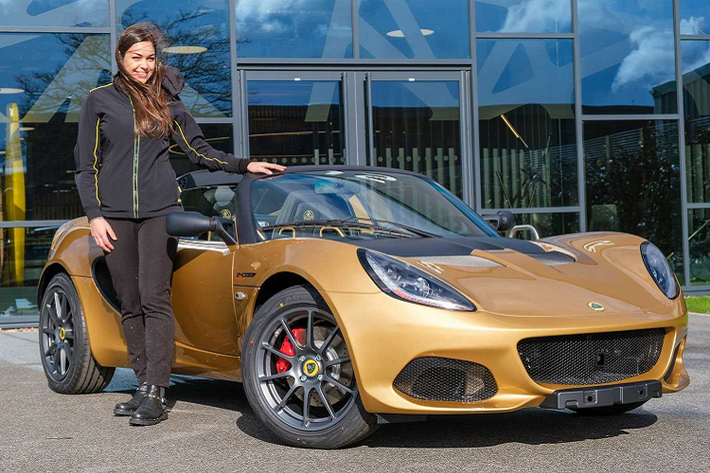 Giống như tất cả các xe Lotus, Elise có khả năng đem tới một chuyến đi thú vị cùng khả năng xử lý chính xác, đem tới cho người lái cảm giác lái ấn tượng cùng độ phản hồi chính xác. Elise chính là lời nhắc nhở rằng trải nghiệm lái xe vượt trội phải là ưu tiên hàng đầu đối với những chiếc xe thể thao. Mẫu xe này từng thiết lập lại tiêu chuẩn cho việc lái xe cũng như khả năng xử lý, từ đây đã trở thành những tiêu chuẩn cho các mẫu xe sau này.