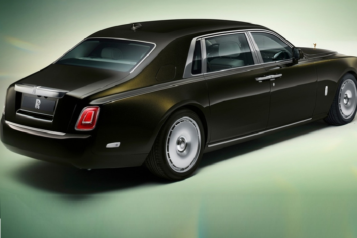 Đối thủ Mercedes-Maybach cũng đã làm điều tương tự trên cả S-Class và GLS, nhưng Rolls-Royce đã chọn một thiết kế thậm chí còn đơn giản hơn và mang hương vị cổ điển hơn cho chiếc xe đầu bảng của mình.