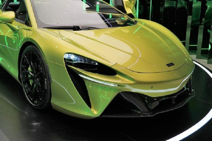 Sức mạnh ấn tượng trên đã giúp siêu xe McLaren Artura dễ dàng tăng tốc từ vị trí xuất phát lên 96 km/h chỉ trong thời gian 3 giây, từ 0 lên 200 km/h chỉ trong 8.3 giây và 0–300 km/h trong 21.5 giây. Vận tốc tối đa của xe McLaren Artura có thể đạt tới 330 km/h. Chỉ với động cơ điện, siêu xe McLaren Artura có thể hoàn thành quãng đường dài 30 km và đạt vận tốc tối đa 130 km/h mà không cần đến động cơ xăng can thiệp.