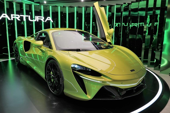 Vào ngày 14/3/2022 vừa qua, McLaren Automotive đã công bố Việt Nam trở thành thị trường thứ 41 được hãng lựa chọn để phân phối xe McLaren chính hãng. Hiện showroom McLaren đầu tiên tại Việt Nam đang trong quá trình hoàn thiện nhưng các mẫu xe hot của hãng sắp bán chính hãng tại dải đất hình chữ S đã dần được hé lộ.