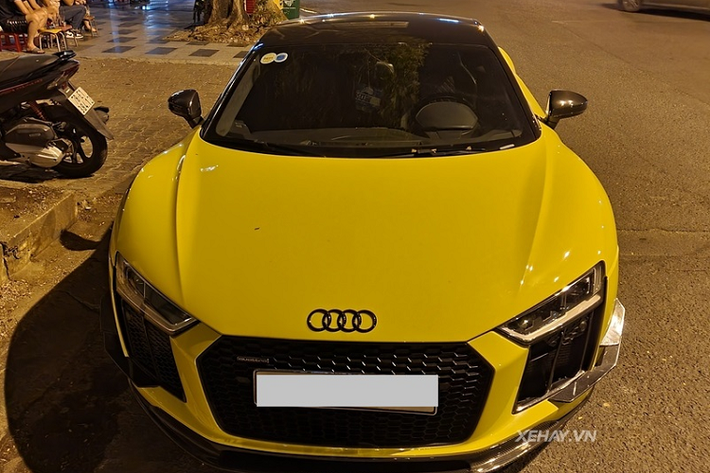Ở phiên bản V10 Plus, Audi đã trang bị thêm cho R8 hàng loạt các chi tiết được làm từ sợi carbon như:líp trước, ốp gương chiếu hậu, ốp hốc gió, cánh gió sau và bộ khuếch tán đi cùng với đó là khối động cơ V10 trên xe được tinh chỉnh lại để đạt công suất mạnh hơn đến 69 mã lực so với chiếc Audi R8 V10 tiêu chuẩn.