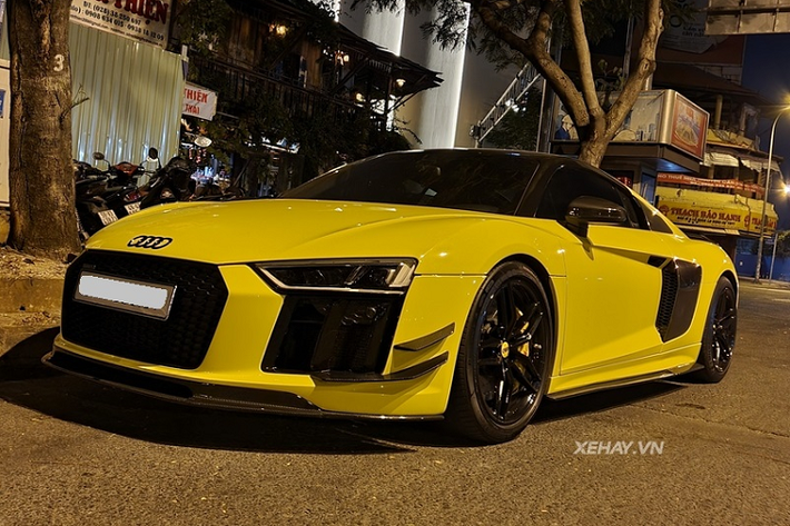 Tính đến nay, đã có khoảng 20 chiếc siêu xe Audi R8 về Việt Nam bao gồm nhiều thế hệ và phiên bản khác nhau. Chiếc trong bài thuộc bản V10 Plus, ban đầu xe có ngoại thất màu đen nhưng sau đó đã được sơn vàng và gần đây nhất, chủ nhân đã làm mới chiếc xe bằng việc dàn decal màu vàng Racing Yellow thuộc dòng sản phẩm SuperGloss từ Inozetek.