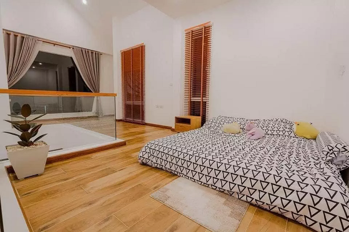 Bên cạnh đó, phòng vệ sinh chính được thiết kế thành nơi thư giãn, có bồn tắm nằm bên khung cửa sổ lớn.