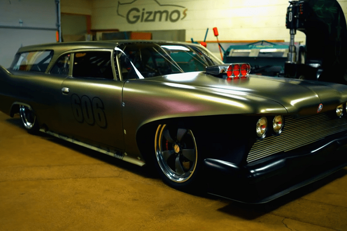 Khi Greg Friedrich mua chiếc Plymouth Fury 1960 cũ kĩ, gỉ sét cách đây vài năm, kế hoạch ban đầu chỉ là độ một chiếc xe wagon 4 cửa cũ. Nhưng rồi như bao thứ khác, kế hoạch có thay đổi, và Friedrich đã thực hiện một mục tiêu hoàn toàn khác - biến Plymouth thành xe đua tốc độ đất liền.