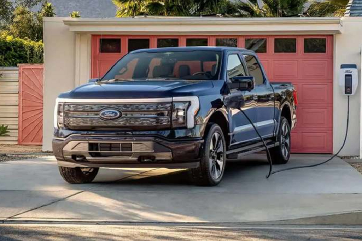 Ban đầu, Ford dự định sản xuất 15.000 chiếc F-150 Lightning vào năm 2022, sau đó tăng lên 55.000 chiếc vào năm 2023 và 80.000 chiếc vào năm 2024. Như vậy, trong vòng 3 năm tới, số lượng xe Ford F-150 Lightning chạy điện dự kiến lăn bánh khỏi dây chuyền sản xuất là 150.000 chiếc. Tuy nhiên, hiện tại Ford đã nhận được hơn 200.000 đơn đặt trước của F-150 Lightning, nhiều hơn cả số lượng xe dự định sản xuất trong vòng 3 năm.