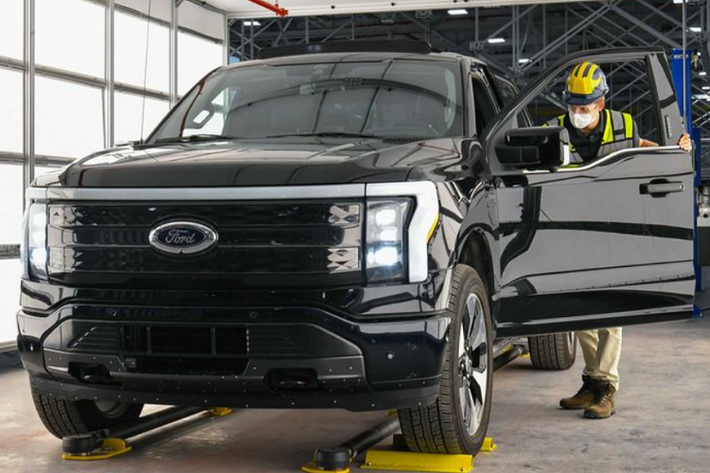 Mới đây, trên trang web của mình, hãng xe Mỹ đã xác nhận mẫu Ford F-150 Lightning 2022 cháy hàng toàn bộ vì nhu cầu quá cao của khách hàng. Hiện những người muốn mua F-150 Lightning 2022 chỉ có thể đợi xe từ đại lý với giá cao hơn giá xuất xưởng hoặc đợi đến model 2023.