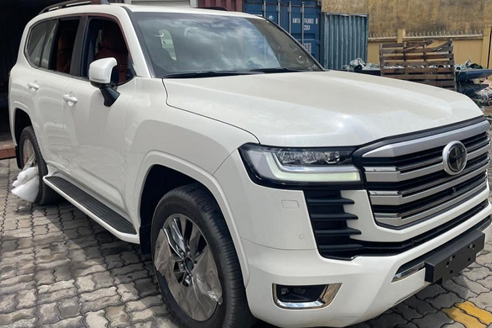 Nếu như cảm thấy Toyota Land Cruiser tiêu chuẩn hay phiên bản Toyota Land Cruiser "70th Anniversary" thế hệ mới quá nhàm chán và đụng hàng, mẫu xe Toyota Land Cruiser MBS 2022 mới về dải đất hình chữ S này sẽ là lựa chọn rất đẳng cấp cho những người lắm tiền, thích êm ái và hàng lạ.