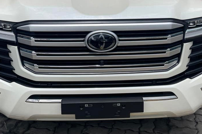 Sức nóng của Toyota Land Cruiser 2022 đã khiến các công ty nhập khẩu không chính hãng không thể đứng ngoài cuộc chơi nên đã nhanh chóng nhập về nước nhiều phiên bản phục vụ giới đại gia Việt cũng như các Chủ tịch thích mẫu xe từ xưa đến nay được mệnh danh là nồi đồng cối đá.